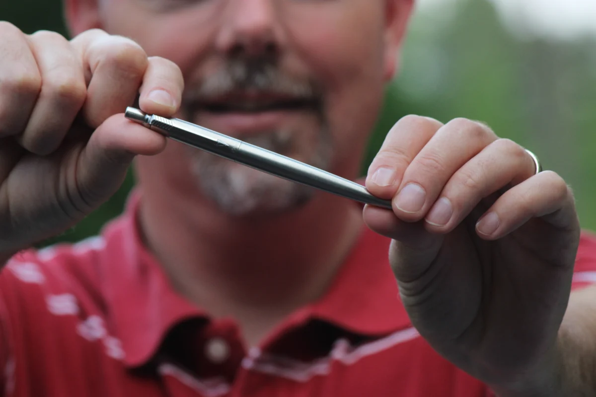 Jason Dohm holding his Parker fountain pen